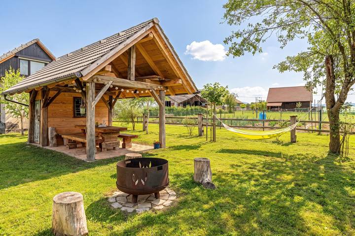 Mimi Cottage w/ Sauna near Kolpa River in Möttling, Slowenien