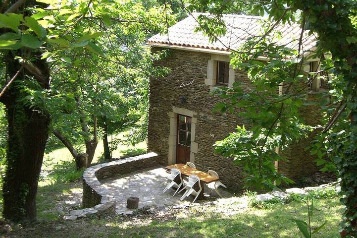 Gîte pour 4 personnes, avec terrasse et jardin à Sénéchas