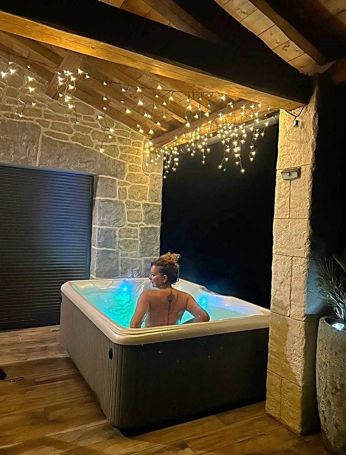 Gîte pour 10 personnes, avec terrasse ainsi que jardin et jacuzzi, animaux acceptés dans Lozère - 4