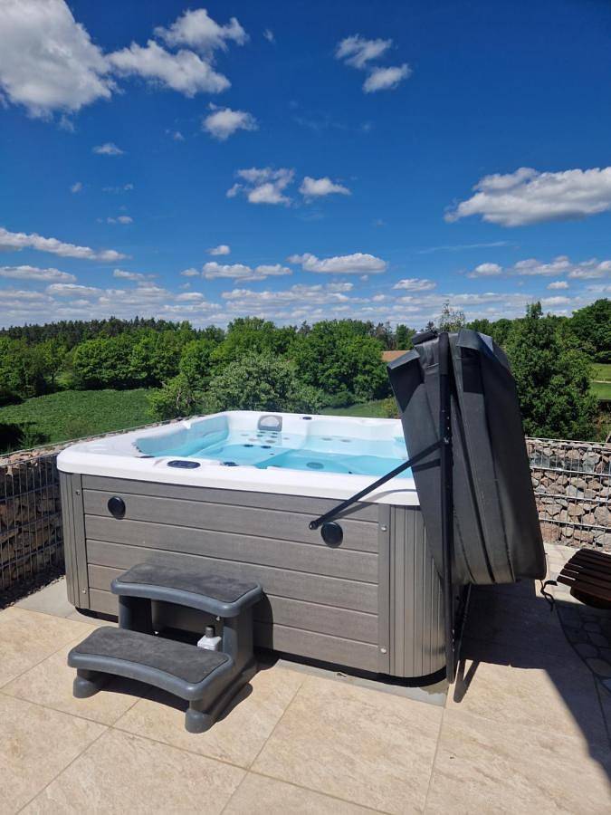 Chalet für 6 Personen, mit Balkon und Whirlpool sowie Terrasse und Garten