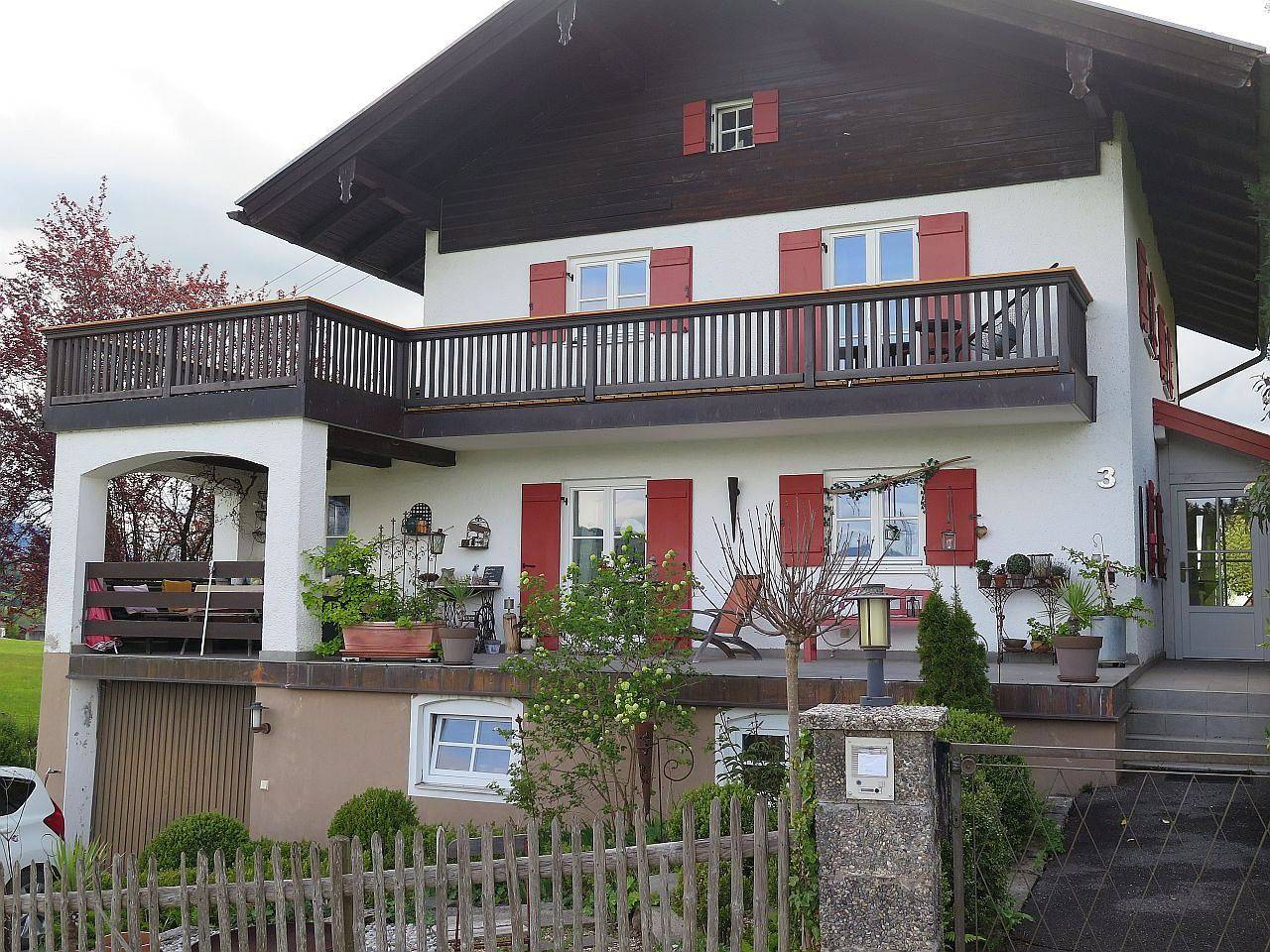 Ganze Ferienwohnung, Ferienwohnung Riesenblick - Fewo 65m², 1 Schlafzimmer, Wohnzimmer, Küche, großer Balkon, Bergblick, ruhige Lage, WLAN, Sat TV in Frasdorf, Chiemsee