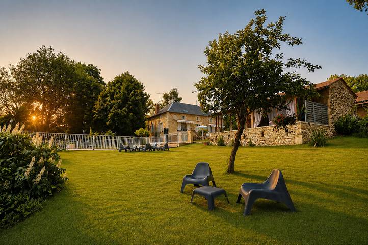 Chambre d’hôte pour 2 personnes, avec Jacuzzi et Terrasse ainsi que Jardin et Piscine