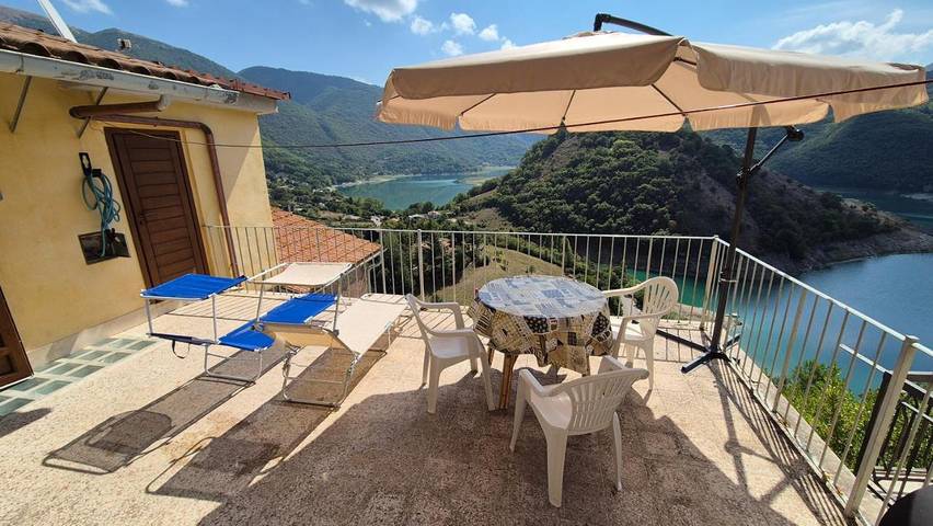 Gîte pour 8 personnes, avec vue ainsi que terrasse et vue sur le lac à Castel di Tora - 4