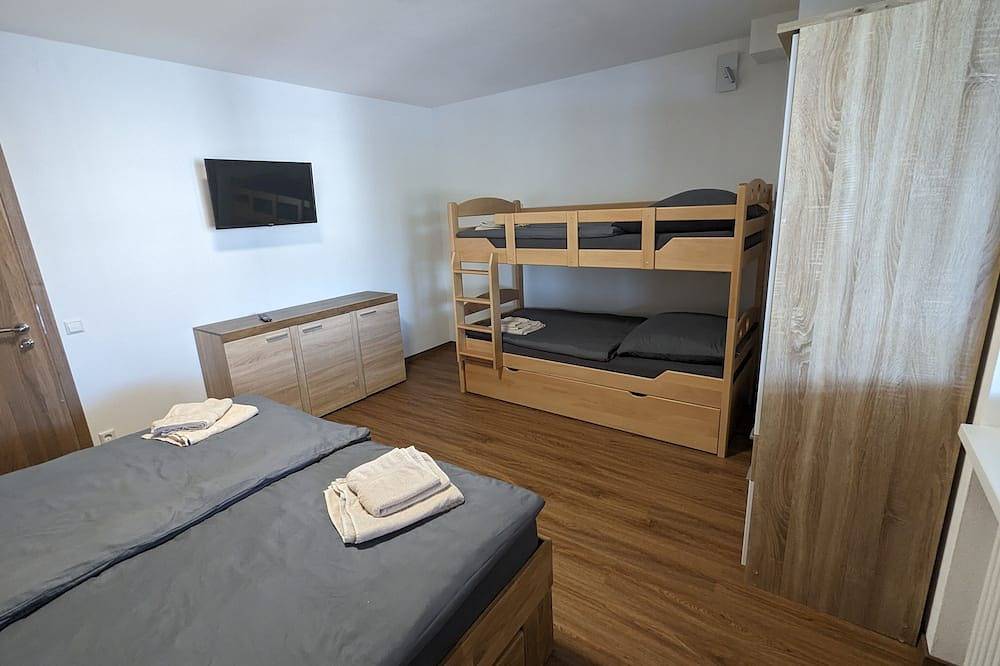 Ganze Wohnung, Ferienwohnung (4) 2.Og - 70 qm - mit Balkon - dirket am Bahnhof in Europa-Park, Ringsheim