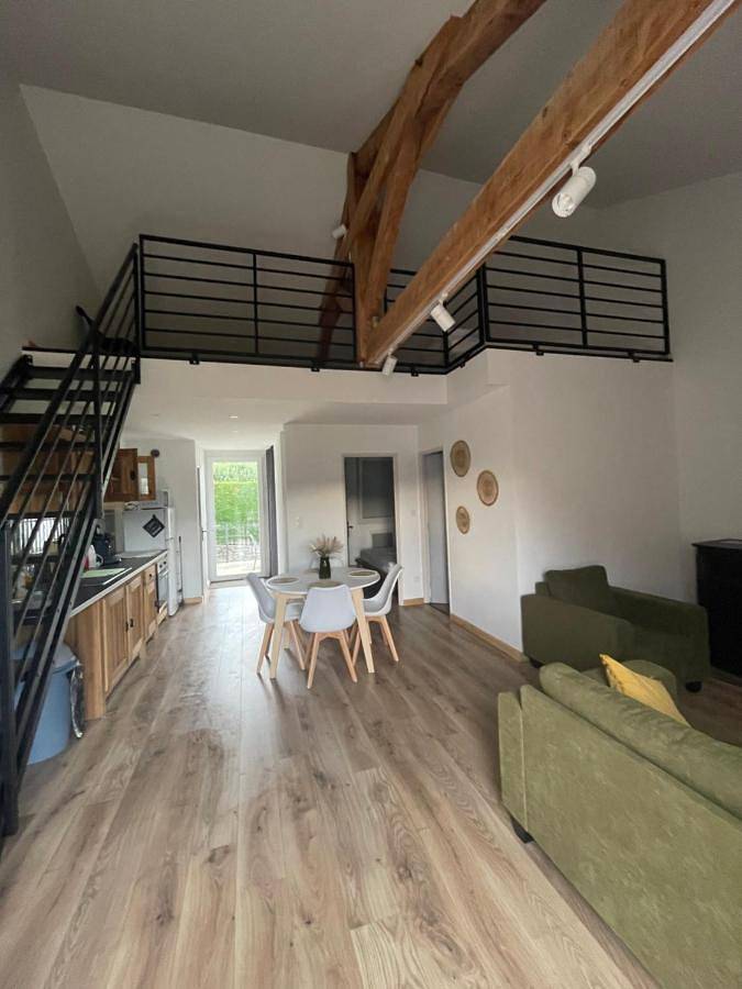 Location de vacances pour 7 personnes, avec terrasse et vue à Saint-Étienne-de-Lugdarès