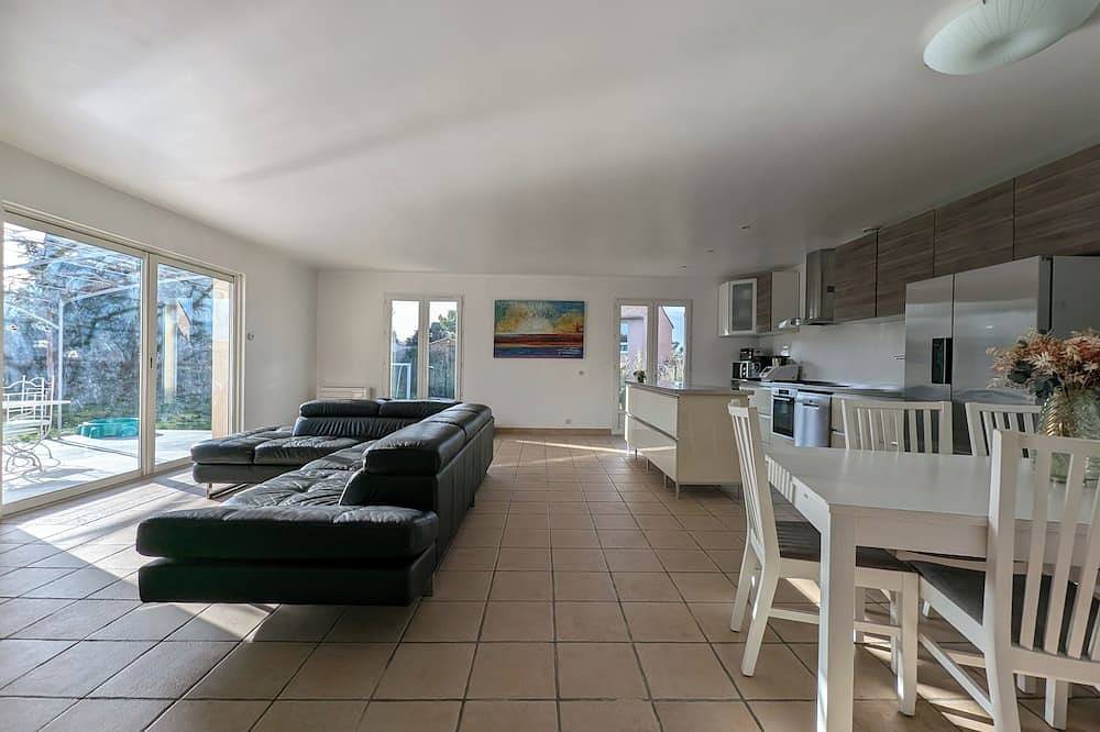 180 m2 air-conditioned villa, private pool, near Avignon in Villeneuve-lès-Avignon, Nimes region