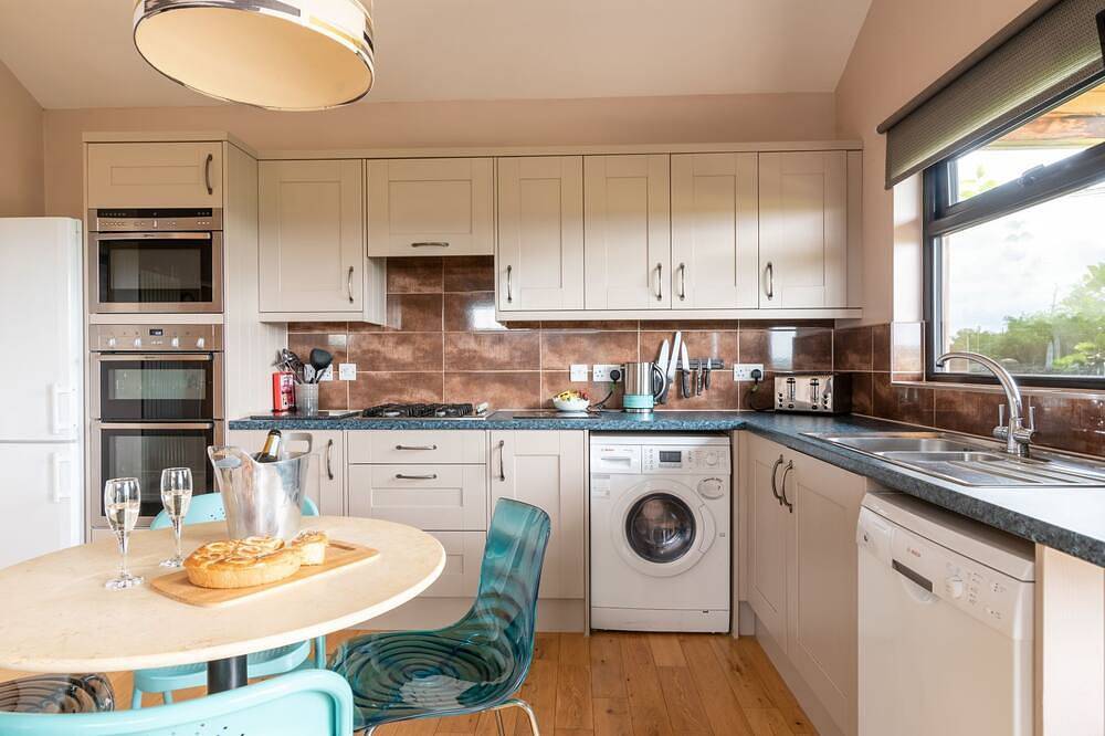 Buttercup lodge - sleeps 4/5 with hot tub & countryside views in Cheddar, Somerset