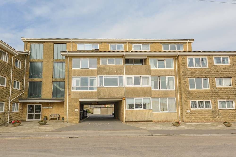 Beachcombers, 13 Chesil House, family friendly in West Bay in West Bay, Dorset