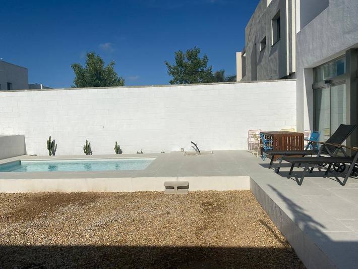 Location de vacances pour 6 personnes, avec piscine ainsi que vue et jardin dans Poble Nou Del Delta