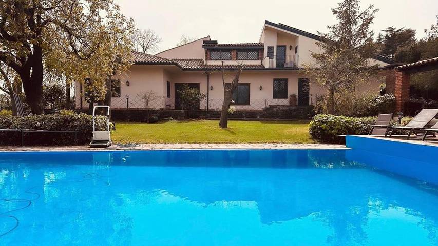 Casa vacanza per 15 persone, con giardino e panorama nonché piscina a Santa Venerina