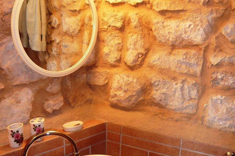 Romantische antike Stein erbaute kleine Villa mit Blick auf in Bribir, Primorje-Gorski Kotar