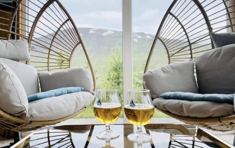Chalet für 5 Personen, mit Terrasse und Whirlpool sowie Garten und Ausblick in Island