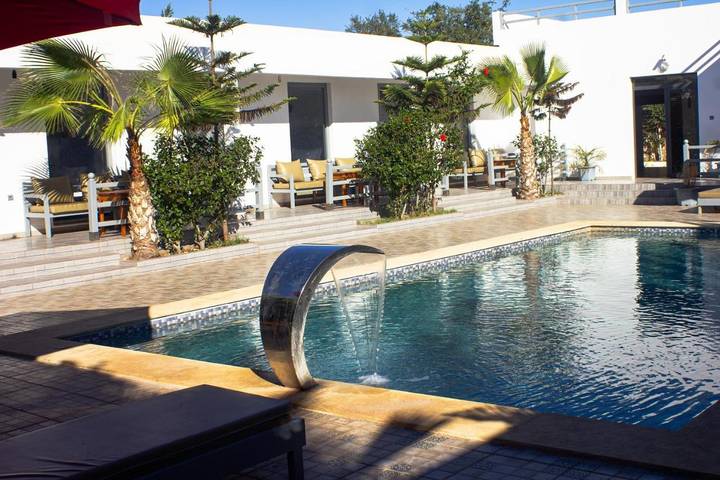 Chambre d’hôte pour 2 personnes, avec piscine et jardin ainsi que terrasse et vue