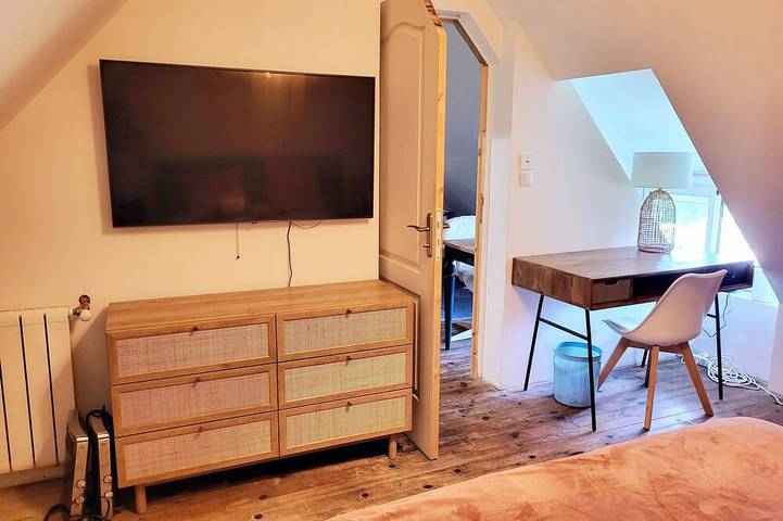 Beautiful cottage with heated pool, sleeps 8 in Annebault, Lisieux region