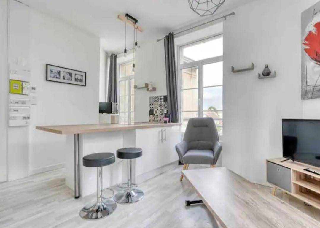 Appartement entier, One-Bedroom Apartment with City View in Douvres-la-Délivrande, Région de Caen