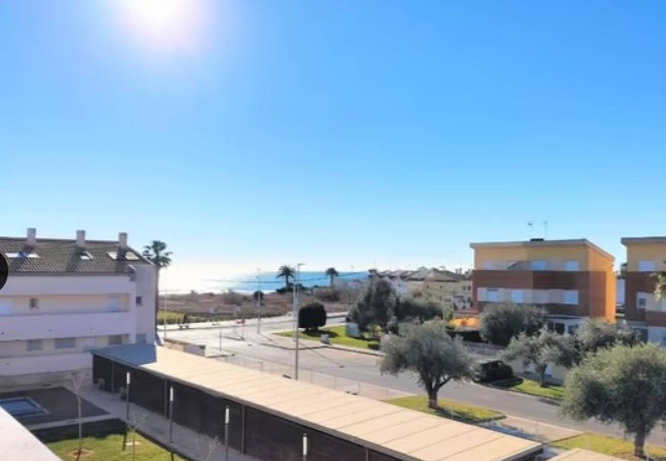 Apartamento entero, Apartamento 'Duplex Mediterranea' con vistas al mar, piscina compartida y aire acondicionado in Benicarló, Costa del Azahar