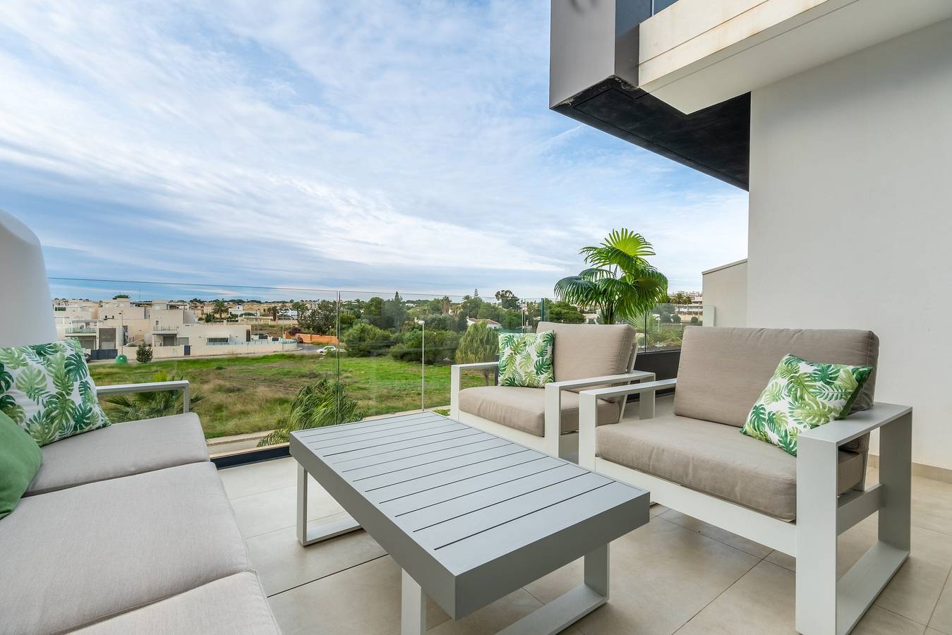 Apartamento entero, Apartamento vacacional "Verano" con piscina climatizada, 5 terrazas privadas y Wi-Fi in Orihuela, Costa Blanca