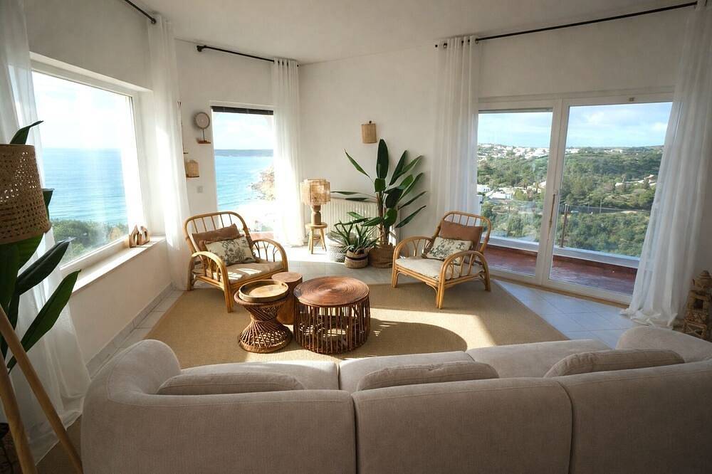 Spectacular Clifftop 180° Oceanview Villa - Salema Beach in Praia da Salema, Naturpark Südwest-Alentejo und Costa Vicentina