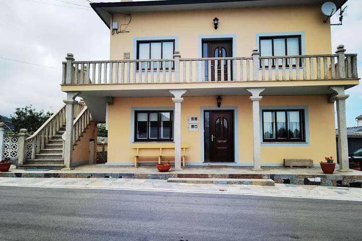 Ferienwohnung für 8 Personen, mit Terrasse und Garten sowie Ausblick
