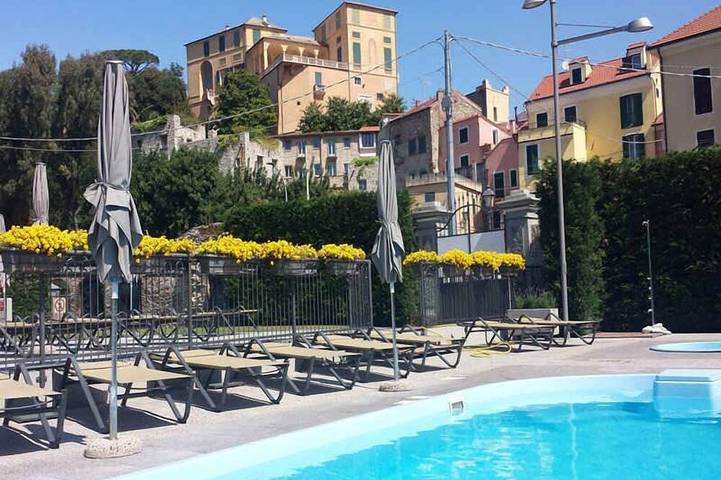 Appartement entier, Appartement de vacances avec climatisation et piscine in Loano, Riviera di Ponente