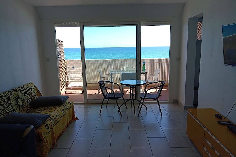 Entire apartment, Beachfront studio with sea view, 5-minute walk to shops, free private parking in Moriani-Plage, Corte region
