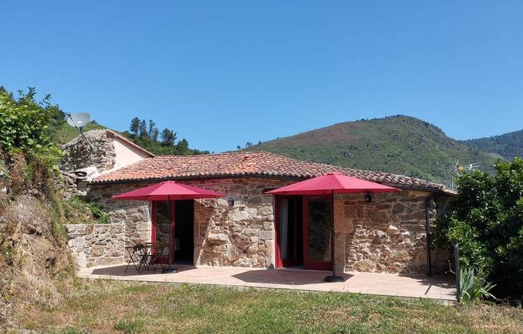 Casa de huéspuedes para 2 personas, con jardín además de vistas y terraza en Parada de Sil