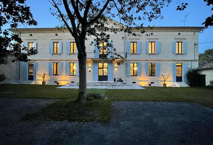 Location de vacances pour 13 personnes, avec jardin ainsi que vue et piscine à Périssac