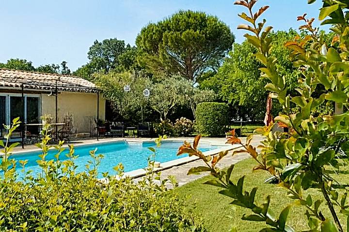 Gîte pour 10 personnes, avec piscine ainsi que jardin et terrasse à Bédarrides