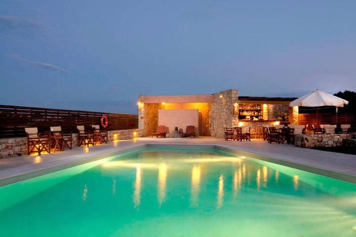 Location de vacances pour 3 personnes, avec piscine ainsi que jacuzzi et jardin dans Cythère