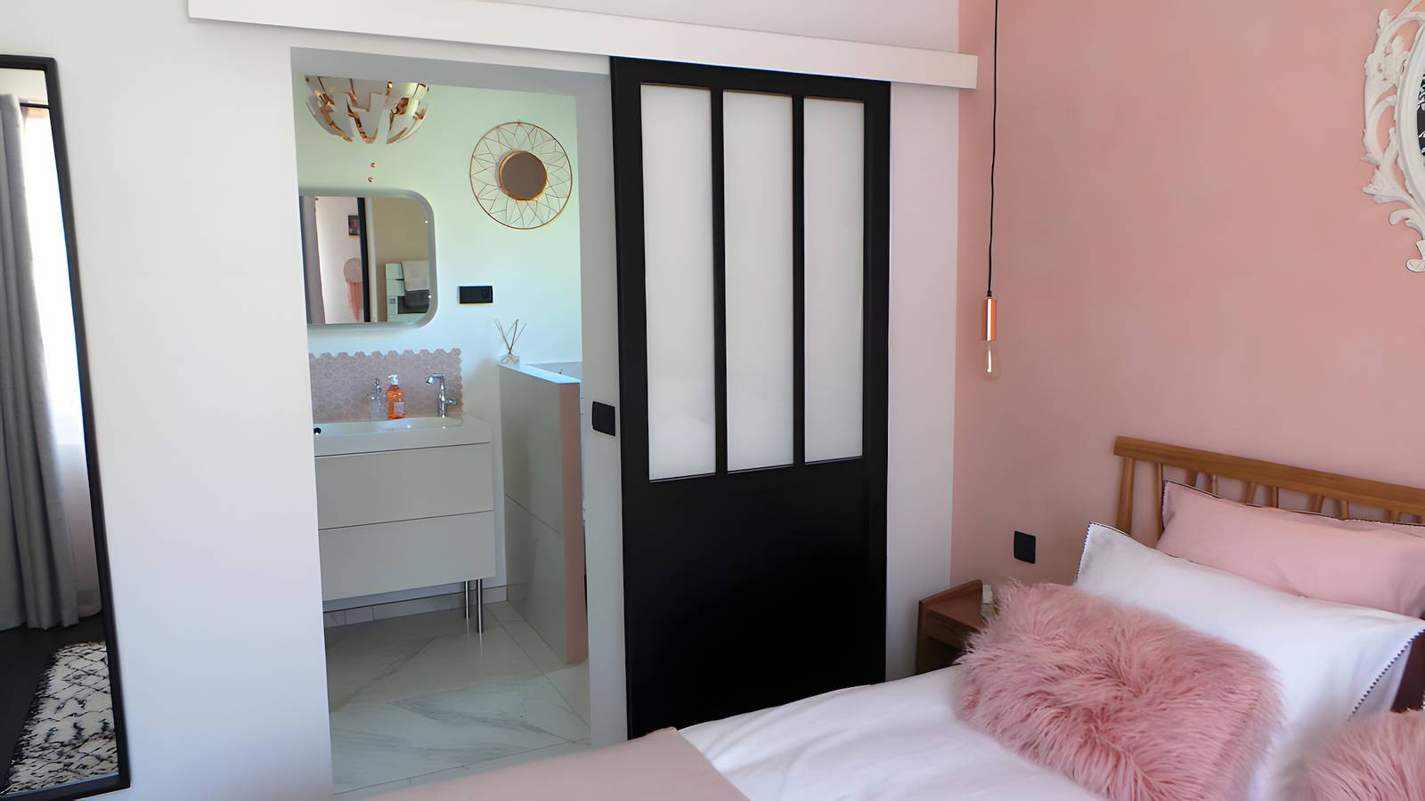 Chambre d'hôtes 'Pink Suite' avec piscine partagée, Wi-Fi et climatisation in Boulouris, Saint-Raphaël