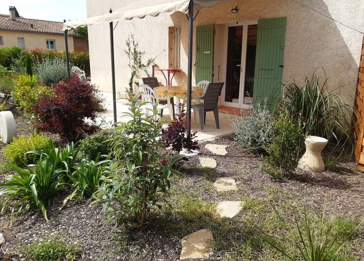 Gîte pour 3 personnes, avec terrasse ainsi que jardin et piscine à Vaison-la-Romaine - 2
