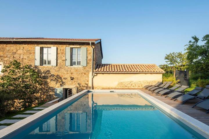 Location de vacances pour 15 personnes, avec jardin ainsi que piscine et vue à Vaux-en-Beaujolais