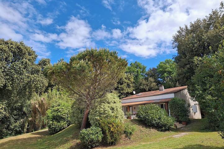 Location de vacances pour 14 personnes, avec Terrasse ainsi que Jardin et Bassin pour enfant dans Plage des Vergnes