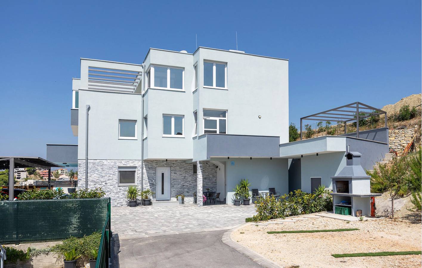 Entire holiday apartment, Charming 2-Bed Apartment with Pool, Wifi & Terrace – 500m to Beach in Grljevac (Podstrana), Podstrana