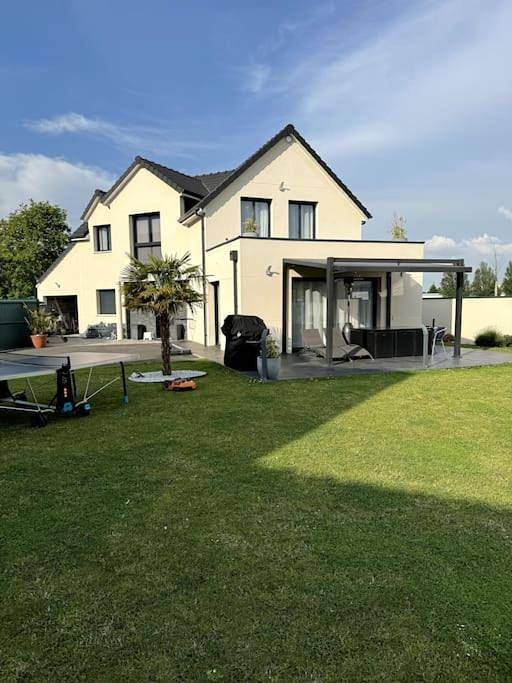 Gîte pour 8 personnes, avec bassin pour enfant et jacuzzi ainsi que jardin et piscine à Caudebec-lès-Elbeuf
