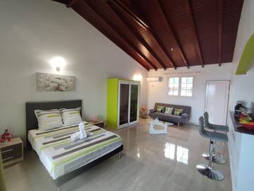Gîte pour 2 personnes, avec piscine ainsi que vue et jardin à Capesterre-Belle-Eau