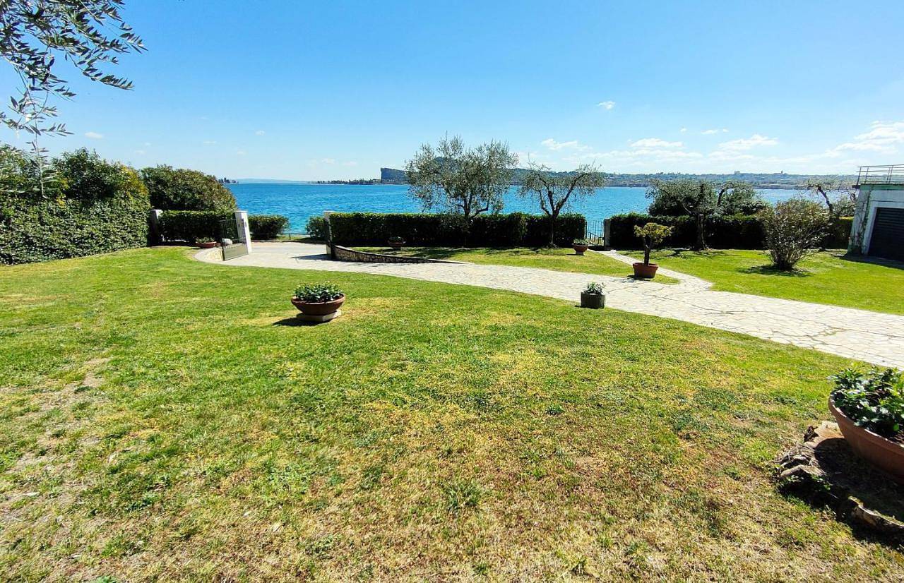 Villa Cecilia fronte spiaggia con aria condizionata e ampio giardino in Spiaggia Gardiola, San Felice del Benaco