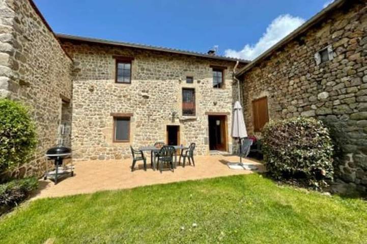 Gîte pour 6 personnes, avec terrasse à Valprivas