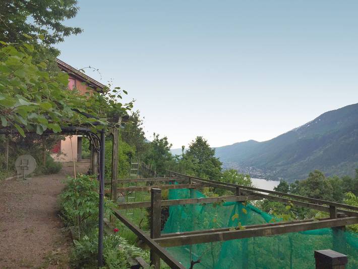 Ferienwohnung für 2 Personen, mit Ausblick und Garten sowie Seeblick und Terrasse, mit Haustier am Luganersee - 2