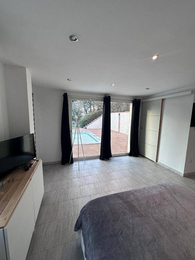 Gîte pour 2 personnes, avec jardin ainsi que piscine et terrasse, animaux acceptés à Lacroix-Falgarde - 4