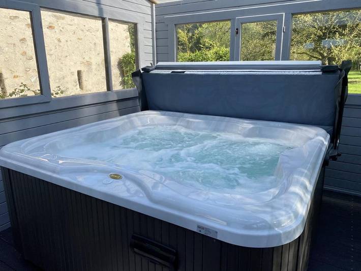 Location de vacances pour 4 personnes, avec piscine ainsi que jacuzzi et jardin, adapté aux familles à Saint-Branchs - 2