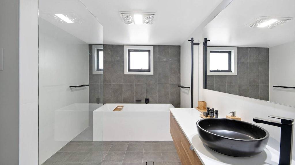 Black Diamond Retreat - Luxury 3Br Home l Lake Views l Fire Pit l Wifi l Bath in East Jindabyne, New South Wales