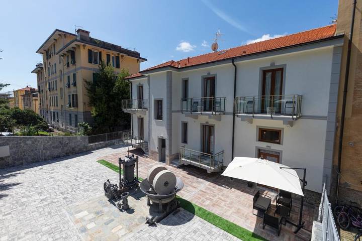 Pension voor 2 personen, with balkon and uitzicht as well as tuin in La Spezia