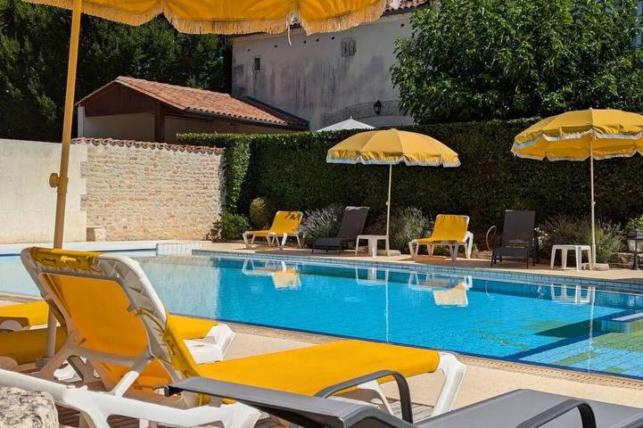 Gîte pour 4 personnes, avec Terrasse ainsi que Jardin et Piscine à Saint-Cybardeaux