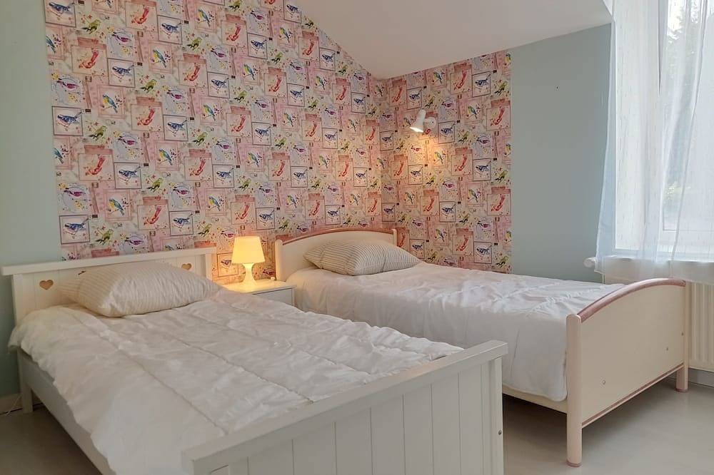 Spacious house 300 m from the sea. Sheltered garden in Luc-sur-Mer, Caen region