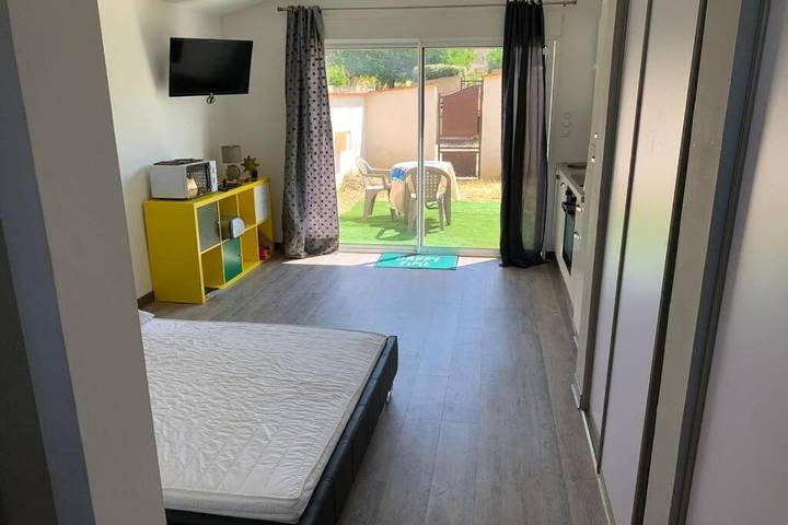 Ferienwohnung für 2 Personen, mit Terrasse und Garten sowie Ausblick in Cairanne