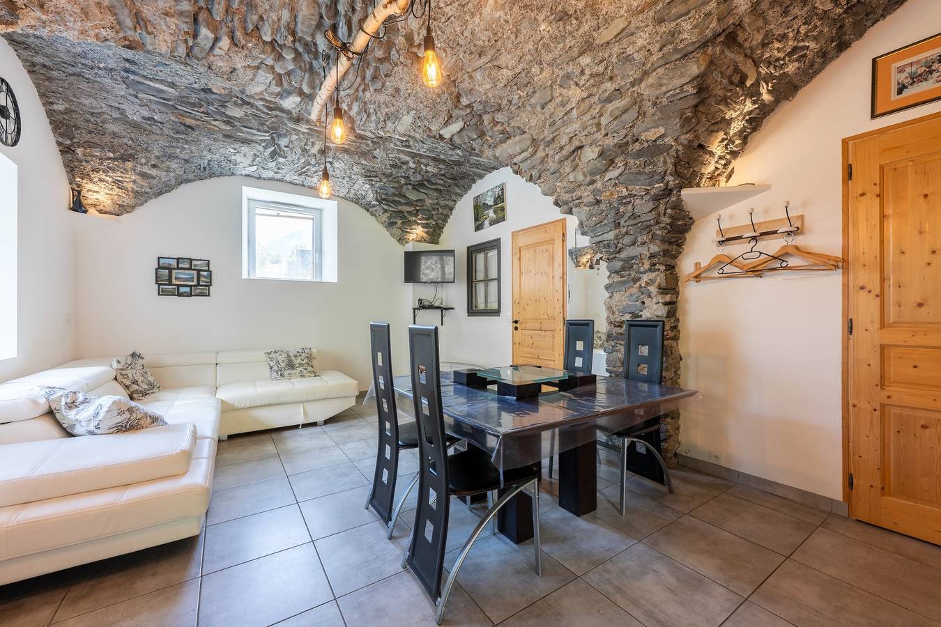 Apartamento entero, Apartamento 'Breizh Chalet - 6 Personnes' con vistas a la montaña, jardín privado y Wi-Fi in Saint-Colomban-des-Villards, Región de Saint-Jean-de-Maurienne