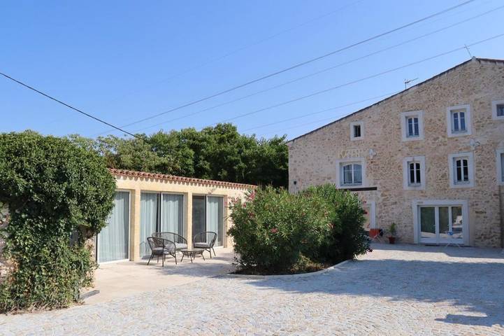 Location de vacances pour 3 personnes, avec vue ainsi que jardin et piscine à Bouc-Bel-Air - 3