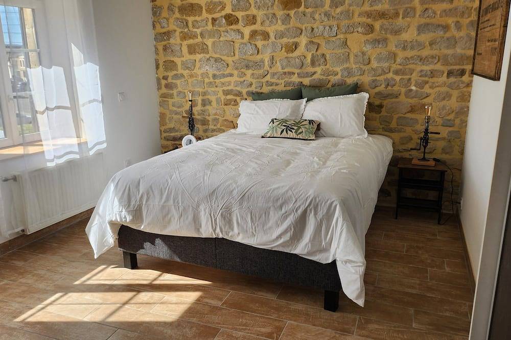 L'Atypique - Heated pool in a stone house with unusual spaces in Floing, Ardennen