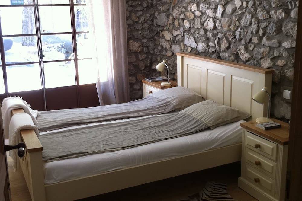 Stone Cottage with Roof Terrace near Mountains and Beaches. in Tautavel, Parc naturel régional Corbières-Fenouillèdes